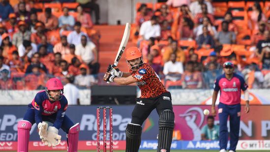 ಇದೀಗ ಐದನೇ ಸ್ಥಾನಕ್ಕೆ ಜಂಪ್ ಆಗಿರುವ ಹೈದರಾಬಾದ್ ತಂಡವು ಆರ್​ಆರ್ ವಿರುದ್ಧ ಪವರ್​ಪ್ಲೇನಲ್ಲಿ 94/1 ರನ್ ಗಳಿಸಿದೆ. ಇದಕ್ಕೂ ಈ ಸ್ಥಾನದಲ್ಲಿ ಪಂಜಾಬ್ ಇತ್ತು. 2024ರಲ್ಲಿ ಕೆಕೆಆರ್​ ವಿರುದ್ಧ 93/1 ರನ್ ಗಳಿಸಿತ್ತು.