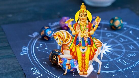 ಶುಕ್ರ ನೇರ ಸಂಚಾರ: ಜ್ಯೋತಿಷ್ಯದಲ್ಲಿ, ಶುಕ್ರನನ್ನು ಸಂತೋಷ, ಆರಾಮ ಹಾಗೂ ಸಂಪತ್ತಿಗೆ ಕಾರಣವೆಂದು ಪರಿಗಣಿಸಲಾಗುತ್ತದೆ. ಶುಕ್ರ ದೇವರ ರಾಶಿಚಕ್ರ ಚಿಹ್ನೆಯ ಚಲನೆ ಅಥವಾ ಬದಲಾವಣೆಯು ಮೇಷ ರಾಶಿಯಿಂದ ಮೀನ ರಾಶಿಯವರೆಗಿನ ಎಲ್ಲಾ ರಾಶಿಚಕ್ರ ಚಿಹ್ನೆಗಳ ಮೇಲೆ ಪರಿಣಾಮ ಬೀರುತ್ತದೆ. ಶುಕ್ರನು ಹಿಮ್ಮುಖ ಚಲನೆ ಮುಕ್ತಾಯವಾಗಲಿದೆ. ಅಂದರೆ ಶೀಘ್ರದಲ್ಲೇ ಶುಕ್ರನು ನೇರವಾಗಿ ಚಲಿಸಲು ಪ್ರಾರಂಭಿಸುತ್ತಾನೆ.