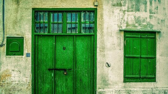 ಗುಣಪಡಿಸುವಿಕೆ ಮತ್ತು ಯೋಗಕ್ಷೇಮವನ್ನು ಉತ್ತೇಜಿಸುತ್ತದೆ - ಹಸಿರು ಸಮತೋಲನ ಮತ್ತು ಸಾಮರಸ್ಯಕ್ಕೆ ಸಂಬಂಧಿಸಿದೆ, ಇದನ್ನು ಹೆಚ್ಚಾಗಿ ಆಸ್ಪತ್ರೆಗಳು ಮತ್ತು ಸ್ವಾಸ್ಥ್ಯ ಕೇಂದ್ರಗಳಲ್ಲಿ ಶಾಂತಿಯ ಪ್ರಜ್ಞೆಯನ್ನು ಸೃಷ್ಟಿಸಲು ಬಳಸಲಾಗುತ್ತದೆ. ಗುಣಪಡಿಸುವಿಕೆ ಮತ್ತು ಯೋಗಕ್ಷೇಮವನ್ನು ಉತ್ತೇಜಿಸುತ್ತದೆ - ಹಸಿರು ಸಮತೋಲನ ಮತ್ತು ಸಾಮರಸ್ಯಕ್ಕೆ ಸಂಬಂಧಿಸಿದೆ, ಇದನ್ನು ಹೆಚ್ಚಾಗಿ ಆಸ್ಪತ್ರೆಗಳು ಮತ್ತು ಸ್ವಾಸ್ಥ್ಯ ಕೇಂದ್ರಗಳಲ್ಲಿ ಶಾಂತಿಯ ಪ್ರಜ್ಞೆಯನ್ನು ಸೃಷ್ಟಿಸಲು ಬಳಸಲಾಗುತ್ತದೆ.