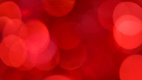 ಹಸಿವು ಹೆಚ್ಚಾಗುವುದು: ಕೆಂಪು ಹಸಿವನ್ನು ಉತ್ತೇಜಿಸುತ್ತದೆ. ಈ ಬಣ್ಣವನ್ನು ಹೆಚ್ಚಾಗಿ ರೆಸ್ಟೋರೆಂಟ್ಗಳು ಮತ್ತು ಆಹಾರ ಪ್ಯಾಕೇಜಿಂಗ್ನಲ್ಲಿ ಬಳಸಲಾಗುತ್ತದೆ, ಏಕೆಂದರೆ ಇದು ಆಹಾರವನ್ನು ಹೆಚ್ಚು ಆಕರ್ಷಕವಾಗಿ ಕಾಣುವಂತೆ ಮಾಡುತ್ತದೆ ಮತ್ತು ಹೆಚ್ಚು ತಿನ್ನಲು ಜನರನ್ನು ಪ್ರೋತ್ಸಾಹಿಸುತ್ತದೆ. ಹಸಿವು ಹೆಚ್ಚಾಗುವುದು: ಕೆಂಪು ಹಸಿವನ್ನು ಉತ್ತೇಜಿಸುತ್ತದೆ. ಈ ಬಣ್ಣವನ್ನು ಹೆಚ್ಚಾಗಿ ರೆಸ್ಟೋರೆಂಟ್ಗಳು ಮತ್ತು ಆಹಾರ ಪ್ಯಾಕೇಜಿಂಗ್ನಲ್ಲಿ ಬಳಸಲಾಗುತ್ತದೆ, ಏಕೆಂದರೆ ಇದು ಆಹಾರವನ್ನು ಹೆಚ್ಚು ಆಕರ್ಷಕವಾಗಿ ಕಾಣುವಂತೆ ಮಾಡುತ್ತದೆ ಮತ್ತು ಹೆಚ್ಚು ತಿನ್ನಲು ಜನರನ್ನು ಪ್ರೋತ್ಸಾಹಿಸುತ್ತದೆ.