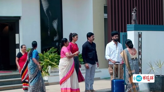 ಲಕ್ಷ್ಮೀ ಬಾರಮ್ಮ ಧಾರಾವಾಹಿಯಲ್ಲಿ ವೈಷ್ಣವ್ ಈಗ ವಿಧಿ ಪರ ನಿಂತಿದ್ದಾನೆ, ವಿಧಿಗೆ ತನ್ನ ತಾಯಿ ನ್ಯಾಯ ಒದಗಿಸಿಲ್ಲ ಎನ್ನುವುದು ಅವನಿಗೆ ಅರ್ಥವಾಗಿದೆ. 