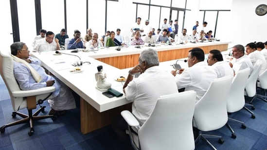 ಮುಖ್ಯಮಂತ್ರಿ ಸಿದ್ದರಾಮಯ್ಯ ಅವರು ಕರ್ನಾಟಕ ಸಹಕಾರಿ ಹಾಲು ಉತ್ಪಾದಕರ ಮಹಾಮಂಡಳ ನಿಯಮಿತದ ಅಧ್ಯಕ್ಷರು, ಜಿಲ್ಲಾ ಹಾಲು ಒಕ್ಕೂಟದ ಅಧ್ಯಕ್ಷರ ಹಾಗೂ ವ್ಯವಸ್ಥಾಪಕ ನಿರ್ದೇಶಕರೊಂದಿಗೆ
ಬೆಂಗಳೂರಿನ ಕಾವೇರಿ ನಿವಾಸದಲ್ಲಿ ಸಭೆ ನಡೆಸಿದರು. ಮುಖ್ಯಮಂತ್ರಿ ಸಿದ್ದರಾಮಯ್ಯ ಅವರು ಕರ್ನಾಟಕ ಸಹಕಾರಿ ಹಾಲು ಉತ್ಪಾದಕರ ಮಹಾಮಂಡಳ ನಿಯಮಿತದ ಅಧ್ಯಕ್ಷರು, ಜಿಲ್ಲಾ ಹಾಲು ಒಕ್ಕೂಟದ ಅಧ್ಯಕ್ಷರ ಹಾಗೂ ವ್ಯವಸ್ಥಾಪಕ ನಿರ್ದೇಶಕರೊಂದಿಗೆ
ಬೆಂಗಳೂರಿನ ಕಾವೇರಿ ನಿವಾಸದಲ್ಲಿ ಸಭೆ ನಡೆಸಿದರು.