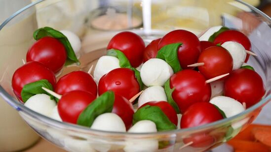 ಟೊಮೆಟೊದಲ್ಲಿ ನಾರಿನಂಶ ಅಧಿಕವಾಗಿರುತ್ತದೆ. ಈ ಫೈಬರ್ ನಮ್ಮ ರಕ್ತದಲ್ಲಿನ ಕೆಟ್ಟ ಕೊಲೆಸ್ಟ್ರಾಲ್ ಪ್ರಮಾಣವನ್ನು ಕಡಿಮೆ ಮಾಡುತ್ತದೆ. ಪರಿಣಾಮವಾಗಿ, ಕೆಟ್ಟ ಕೊಲೆಸ್ಟ್ರಾಲ್ ರಕ್ತದಲ್ಲಿ ಸಂಗ್ರಹವಾಗುವುದಿಲ್ಲ. ಆದ್ದರಿಂದ ಕೊಬ್ಬನ್ನು ಕಡಿಮೆ ಮಾಡಬಹುದು. ಟೊಮೆಟೊದಲ್ಲಿ ನಾರಿನಂಶ ಅಧಿಕವಾಗಿರುತ್ತದೆ. ಈ ಫೈಬರ್ ನಮ್ಮ ರಕ್ತದಲ್ಲಿನ ಕೆಟ್ಟ ಕೊಲೆಸ್ಟ್ರಾಲ್ ಪ್ರಮಾಣವನ್ನು ಕಡಿಮೆ ಮಾಡುತ್ತದೆ. ಪರಿಣಾಮವಾಗಿ, ಕೆಟ್ಟ ಕೊಲೆಸ್ಟ್ರಾಲ್ ರಕ್ತದಲ್ಲಿ ಸಂಗ್ರಹವಾಗುವುದಿಲ್ಲ. ಆದ್ದರಿಂದ ಕೊಬ್ಬನ್ನು ಕಡಿಮೆ ಮಾಡಬಹುದು.