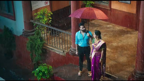 "ಅಲ್ಲ ಅವಳ ವೆಲ್ ವಿಶರ್" ಎನ್ನುತ್ತಾನೆ. ಈ ಮೂಲಕ ಇದು ಪ್ರೇಮ ಕಥೆಯಲ್ಲ. ಸ್ನೇಹದ ಕಥೆ ಎಂಬ ಸೂಚನೆ ನೀಡಲಾಗುತ್ತದೆ. "ಅಲ್ಲ ಅವಳ ವೆಲ್ ವಿಶರ್" ಎನ್ನುತ್ತಾನೆ. ಈ ಮೂಲಕ ಇದು ಪ್ರೇಮ ಕಥೆಯಲ್ಲ. ಸ್ನೇಹದ ಕಥೆ ಎಂಬ ಸೂಚನೆ ನೀಡಲಾಗುತ್ತದೆ.