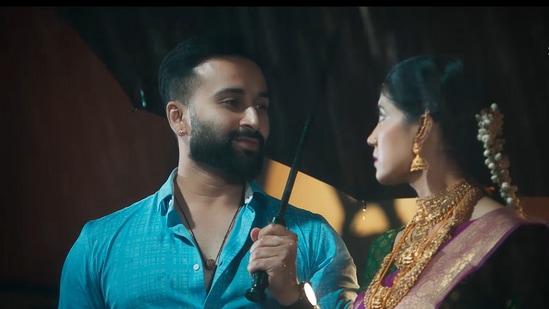 "ಮದುವೆ ಎಂದ ಮೇಲೆ ಸಾವಿರ ಇರುತ್ತದೆ. ಹೋಗಮ್ಮ ಮನೆಗೆ" ಎಂದು ಇನ್ಸ್ಪೆಕ್ಟರ್ ಹೇಳುತ್ತಾನೆ. ಈ ರೀತಿ ಸ್ಟೇಷನ್ಗೆ ಬಂದ ಹೆಣ್ಣು ಮಕ್ಕಳನ್ನು ಈ ರೀತಿ ಕಂಪ್ಲೆಟ್ ಪಡೆಯದೆ ಕಳುಹಿಸುವುದು ತಪ್ಪು. ಸೀರಿಯಲ್ ಅಲ್ವ. ಇಂತಹ ತಪ್ಪುಗಳನ್ನು ಸಹಿಸಿಕೊಳ್ಳಬೇಕಾಗುತ್ತದೆ. "ಮದುವೆ ಎಂದ ಮೇಲೆ ಸಾವಿರ ಇರುತ್ತದೆ. ಹೋಗಮ್ಮ ಮನೆಗೆ" ಎಂದು ಇನ್ಸ್ಪೆಕ್ಟರ್ ಹೇಳುತ್ತಾನೆ. ಈ ರೀತಿ ಸ್ಟೇಷನ್ಗೆ ಬಂದ ಹೆಣ್ಣು ಮಕ್ಕಳನ್ನು ಈ ರೀತಿ ಕಂಪ್ಲೆಟ್ ಪಡೆಯದೆ ಕಳುಹಿಸುವುದು ತಪ್ಪು. ಸೀರಿಯಲ್ ಅಲ್ವ. ಇಂತಹ ತಪ್ಪುಗಳನ್ನು ಸಹಿಸಿಕೊಳ್ಳಬೇಕಾಗುತ್ತದೆ.