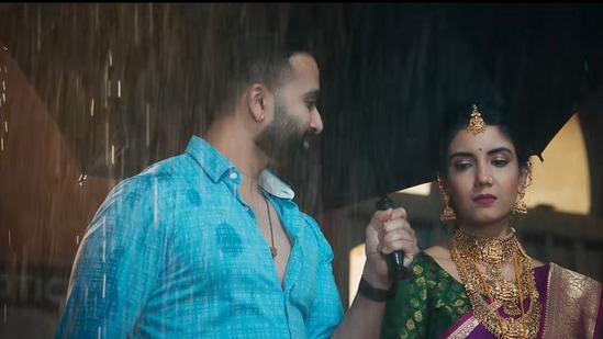 ಹೊರಗೆ ಜೋರು ಮಳೆ ಸುರಿಯುತ್ತಿದೆ. ಈ ಮಳೆಯಲ್ಲಿ ಒಂಟಿಯಾಗಿ ಒದ್ದೆಯಾಗಿ ಹೊರಹೋಗಬೇಕೆನ್ನುವಷ್ಟರಲ್ಲಿ ಹೀರೋ ಕೊಡೆ ಹಿಡಿಯುತ್ತಾನೆ. "ಯಾರಪ್ಪ ನೀನು ಅವಳ ಗಂಡನಾ?" ಎಂದು ಪೊಲೀಸ್ ಕೇಳುತ್ತಾರೆ. ಹೊರಗೆ ಜೋರು ಮಳೆ ಸುರಿಯುತ್ತಿದೆ. ಈ ಮಳೆಯಲ್ಲಿ ಒಂಟಿಯಾಗಿ ಒದ್ದೆಯಾಗಿ ಹೊರಹೋಗಬೇಕೆನ್ನುವಷ್ಟರಲ್ಲಿ ಹೀರೋ ಕೊಡೆ ಹಿಡಿಯುತ್ತಾನೆ. "ಯಾರಪ್ಪ ನೀನು ಅವಳ ಗಂಡನಾ?" ಎಂದು ಪೊಲೀಸ್ ಕೇಳುತ್ತಾರೆ.