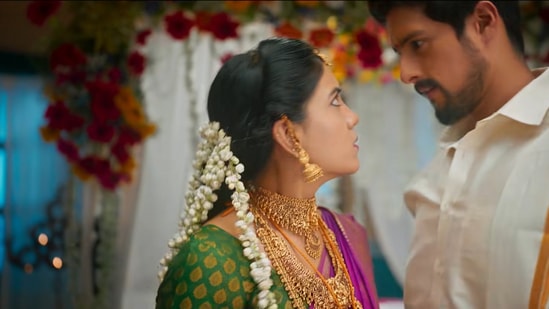 ಪೊಲೀಸ್ ಠಾಣೆಯಲ್ಲಿ ಕಂಬಿಗಳ ಹಿಂದೆ ಯಾರೋ ಮಾತನಾಡುತ್ತಾರೆ. "ಫಸ್ಟ್ ನೈಟ್ ಮಾಡುವ ಸಮಯದಲ್ಲಿ ಈಯಮ್ಮ ಯಾಕೆ ಪೊಲೀಸ್ ಠಾಣೆಯಲ್ಲಿ ಕುಳಿತಿದ್ದಾಳೆ" ಎಂದು ಮಾತನಾಡಿಕೊಳ್ಳುತ್ತಿದ್ದಾರೆ. ಪೊಲೀಸ್ ಠಾಣೆಯಲ್ಲಿ ಕಂಬಿಗಳ ಹಿಂದೆ ಯಾರೋ ಮಾತನಾಡುತ್ತಾರೆ. "ಫಸ್ಟ್ ನೈಟ್ ಮಾಡುವ ಸಮಯದಲ್ಲಿ ಈಯಮ್ಮ ಯಾಕೆ ಪೊಲೀಸ್ ಠಾಣೆಯಲ್ಲಿ ಕುಳಿತಿದ್ದಾಳೆ" ಎಂದು ಮಾತನಾಡಿಕೊಳ್ಳುತ್ತಿದ್ದಾರೆ.