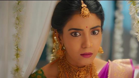 ಫಸ್ಟ್ ನೈಟ್ ಕೋಣೆಯಲ್ಲಿ ಗಂಡ ವಿಲನ್ ಎನ್ನುವುದು ಅವಳ ಅರಿವಿಗೆ ಬರುತ್ತದೆ. "ಇಲ್ಲಿಗೆ ನನ್ನ ಗರ್ಲ್ಫ್ರೆಂಡ್ ಅನ್ನೂ ಇನ್ವೈಟ್ ಮಾಡಿದ್ದೀನಿ" ಎಂದು ಆಕೆಯನ್ನು ಅಲ್ಲಿಂದ ಹೊರದಬ್ಬುತ್ತಾನೆ. ಆ ಸಮಯದಲ್ಲಿ ಅಲ್ಲಿದ್ದ ಬಾಟಲಿಯಿಂದ ಆತನ ತಲೆ ಒಡೆದಿರುವ ಸೂಚನೆಯೂ ಇದೆ. ಫಸ್ಟ್ ನೈಟ್ ಕೋಣೆಯಲ್ಲಿ ಗಂಡ ವಿಲನ್ ಎನ್ನುವುದು ಅವಳ ಅರಿವಿಗೆ ಬರುತ್ತದೆ. "ಇಲ್ಲಿಗೆ ನನ್ನ ಗರ್ಲ್ಫ್ರೆಂಡ್ ಅನ್ನೂ ಇನ್ವೈಟ್ ಮಾಡಿದ್ದೀನಿ" ಎಂದು ಆಕೆಯನ್ನು ಅಲ್ಲಿಂದ ಹೊರದಬ್ಬುತ್ತಾನೆ. ಆ ಸಮಯದಲ್ಲಿ ಅಲ್ಲಿದ್ದ ಬಾಟಲಿಯಿಂದ ಆತನ ತಲೆ ಒಡೆದಿರುವ ಸೂಚನೆಯೂ ಇದೆ.