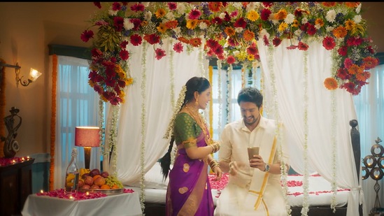 ಆಗ ಫಸ್ಟ್ ನೈಟ್ ಕೋಣೆಯ ದೃಶ್ಯ ಕಾಣಿಸುತ್ತದೆ. ಕನಸು ಕಂಗಲಲ್ಲಿ ನಾಯಕಿ ಕುಳಿತಿದ್ದಾಳೆ. ಅಲ್ಲಿ ನಾಯಕ ಮದುಮಗ ಕುಳಿತಿದ್ದಾನೆ. "ಪ್ರೀತಿ ಸಂತೋಷಗಳೇ ತುಂಬಿರುವ ಮನೆತನಕ್ಕೆ ಸೇರುವ ಕನಸು ಕಂಡಿದ್ದೆ" ಎಂಬ ಸ್ವಗತ ಇರುತ್ತದೆ. ಆಗ ಫಸ್ಟ್ ನೈಟ್ ಕೋಣೆಯ ದೃಶ್ಯ ಕಾಣಿಸುತ್ತದೆ. ಕನಸು ಕಂಗಲಲ್ಲಿ ನಾಯಕಿ ಕುಳಿತಿದ್ದಾಳೆ. ಅಲ್ಲಿ ನಾಯಕ ಮದುಮಗ ಕುಳಿತಿದ್ದಾನೆ. "ಪ್ರೀತಿ ಸಂತೋಷಗಳೇ ತುಂಬಿರುವ ಮನೆತನಕ್ಕೆ ಸೇರುವ ಕನಸು ಕಂಡಿದ್ದೆ" ಎಂಬ ಸ್ವಗತ ಇರುತ್ತದೆ.