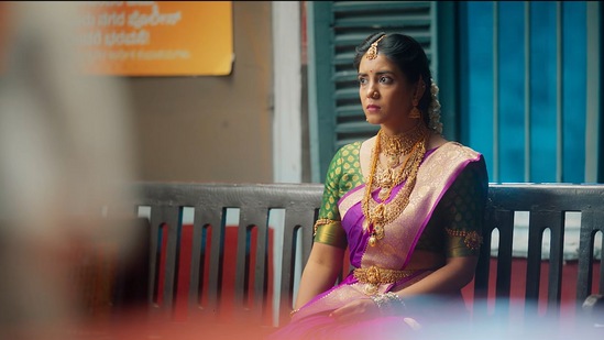 ಮದುವೆ ಉಡುಗೆಯಲ್ಲಿ ನಾಯಕಿ ಕತ್ತಲಲ್ಲಿ ಪೊಲೀಸ್ ಠಾಣೆಯಲ್ಲಿ ಕುಳಿತಿದ್ದಾಳೆ. "ಏನಮ್ಮ, ಮದುವೆ ಮನೆಯಿಂದ ತಪ್ಪಿಸಿಕೊಂಡು ಬಂದಿದ್ದೀಯಾ? ಹುಡುಗ ನಿನಗೆ ಇಷ್ಟ ಇಲ್ವಾ?" ಎಂದು ಪೊಲೀಸ್ ಕೇಳುತ್ತಾರೆ. ಮದುವೆ ಉಡುಗೆಯಲ್ಲಿ ನಾಯಕಿ ಕತ್ತಲಲ್ಲಿ ಪೊಲೀಸ್ ಠಾಣೆಯಲ್ಲಿ ಕುಳಿತಿದ್ದಾಳೆ. "ಏನಮ್ಮ, ಮದುವೆ ಮನೆಯಿಂದ ತಪ್ಪಿಸಿಕೊಂಡು ಬಂದಿದ್ದೀಯಾ? ಹುಡುಗ ನಿನಗೆ ಇಷ್ಟ ಇಲ್ವಾ?" ಎಂದು ಪೊಲೀಸ್ ಕೇಳುತ್ತಾರೆ.