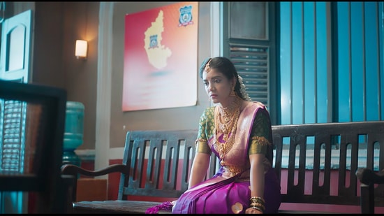 ಪೊಲೀಸ್ ಈ ಪ್ರಶ್ನೆ ಕೇಳಿದಾಗ ಮದುವೆ ದೃಶ್ಯ ಕಾಣಿಸುತ್ತದೆ. ಹಿನ್ನೆಲೆಯಲ್ಲಿ ನಾಯಕಿಯ ಧ್ವನಿ. "ನನ್ನ ಮದುವೆ ಒಂದು ಸುಂದರ ಕನಸ್ಸಾಗಿತ್ತು" ಎಂಬ ಸ್ವಗತ ಕೇಳಿಸುತ್ತದೆ. " ಪೊಲೀಸ್ ಈ ಪ್ರಶ್ನೆ ಕೇಳಿದಾಗ ಮದುವೆ ದೃಶ್ಯ ಕಾಣಿಸುತ್ತದೆ. ಹಿನ್ನೆಲೆಯಲ್ಲಿ ನಾಯಕಿಯ ಧ್ವನಿ. "ನನ್ನ ಮದುವೆ ಒಂದು ಸುಂದರ ಕನಸ್ಸಾಗಿತ್ತು" ಎಂಬ ಸ್ವಗತ ಕೇಳಿಸುತ್ತದೆ. "