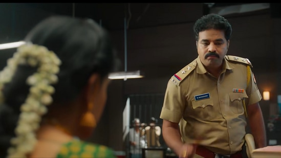 ಕುತ್ತಿಗೆ ನೋಡಿ ಆಲ್ರೆಡಿ ಮದುವೆಯಾಗಿದೆ" ಎಂದು ಕಾನ್ಸ್ಟೇಬಲ್ ಹೇಳುತ್ತಾನೆ. ಕುತ್ತಿಗೆ ನೋಡಿ ಆಲ್ರೆಡಿ ಮದುವೆಯಾಗಿದೆ" ಎಂದು ಕಾನ್ಸ್ಟೇಬಲ್ ಹೇಳುತ್ತಾನೆ.