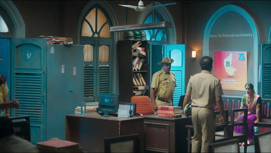 ಈ ಸೀರಿಯಲ್ನ ಪ್ರೊಮೊ ಕುತೂಹಲಕಾರಿಯಾಗಿದೆ. ಒಬ್ಬಳು ಹುಡುಗಿ ಮಿಸ್ ಆಗಿದ್ದಾಳೆ ಎಂದು ವಯರ್ಲೆಸ್ ಫೋನ್ನಲ್ಲಿ ಧ್ವನಿ ಕೇಳಿಸುತ್ತದೆ. ಯಾವ ಗಾಡಿಯನ್ನೂ ಚೆಕ್ಮಾಡದೆ ಬಿಡಬೇಡಿ ಎಂಬ ಸೂಚನೆ ದೊರಕಿದೆ. ಈ ಸೀರಿಯಲ್ನ ಪ್ರೊಮೊ ಕುತೂಹಲಕಾರಿಯಾಗಿದೆ. ಒಬ್ಬಳು ಹುಡುಗಿ ಮಿಸ್ ಆಗಿದ್ದಾಳೆ ಎಂದು ವಯರ್ಲೆಸ್ ಫೋನ್ನಲ್ಲಿ ಧ್ವನಿ ಕೇಳಿಸುತ್ತದೆ. ಯಾವ ಗಾಡಿಯನ್ನೂ ಚೆಕ್ಮಾಡದೆ ಬಿಡಬೇಡಿ ಎಂಬ ಸೂಚನೆ ದೊರಕಿದೆ.