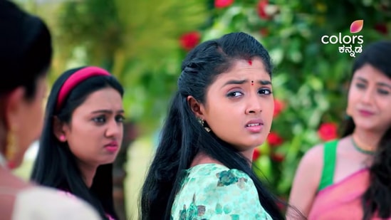 "ನಾನು ವೈಷ್ಣವ್ ಹೆಣ್ತಿ, ಈಗಲೂ ಬದುಕಿದ್ದೇನೆ..ನಾನು ಬದುಕಿರುವಾಗಲೇ ನನ್ನ ಗಂಡನನ್ನು ಮದುವೆ ಆಗುತ್ತೀನಿ ಅಂತಿರಲ್ಲ ನಿಮಗೇನು ಅನ್ಸಲ್ವಾ?" ಎಂದು ಸಾಗರಿಯನ್ನು ಲಕ್ಷ್ಮೀ ಪ್ರಶ್ನೆ ಮಾಡುತ್ತಾಳೆ. 