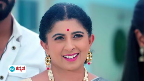 ಇನ್ನೆರಡು ದಿನದಲ್ಲಿ ನಿನ್ನ ನಿಶ್ಚಿತಾರ್ಥ ಇದೆ. ನೀನು ಎಲ್ಲಿಗೂ ಹೋಗಬಾರದು ಎಂದು ಹೇಳುತ್ತಾಳೆ. ಆ ಮಾತನ್ನು ಕೇಳಿ ಮನೆಯವರಿಗೆಲ್ಲ ಶಾಕ್ ಆಗುತ್ತದೆ, 