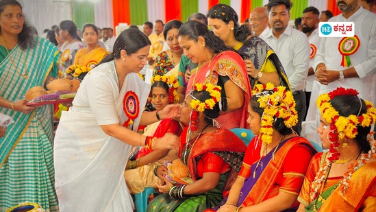ಬೆಳಗಾವಿಯಲ್ಲಿ ನಡೆದ ಸಾಮೂಹಿಕ ಸೀಮಂತ ಕಾರ್ಯಕ್ರಮದಲ್ಲಿ ಲಕ್ಷ್ಮೀ ಹೆಬ್ಬಾಳ್ಕರ್ ಬೆಳಗಾವಿಯಲ್ಲಿ ನಡೆದ ಸಾಮೂಹಿಕ ಸೀಮಂತ ಕಾರ್ಯಕ್ರಮದಲ್ಲಿ ಲಕ್ಷ್ಮೀ ಹೆಬ್ಬಾಳ್ಕರ್