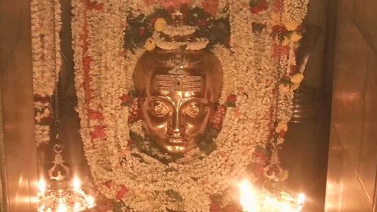 ಮಲೈ ಮಹದೇಶ್ವರ ಬೆಟ್ಟ ಮಹದೇಶ್ವರ ಸ್ವಾಮಿಗೆ ಬುಧವಾರ ಹೂವಿನ ಅಲಂಕಾರ ಮಾಡಲಾಗಿತ್ತು. ಗುರುವಾರದಿಂದಲೂ ನಾಲ್ಕು ದಿನ ವಿವಿಧ ಅಲಂಕಾರ ಇರಲಿದೆ.
