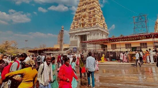ಕರ್ನಾಟಕ ಹಾಗೂ ತಮಿಳುನಾಡು ಗಡಿ ಭಾಗದ ಮಲೈ ಮಹದೇಶ್ವರ ಬೆಟ್ಟದಲ್ಲಿ ಯುಗಾದಿ ಜಾತ್ರಾ ಮಹೋತ್ಸವ ನಾಲ್ಕು ದಿನಗಳ ಕಾಲ ವಿಜೃಂಭಣೆಯಿಂದ ನಡೆಯಲಿದ್ದು. ಭಕ್ತರು ಬೆಟ್ಟಕ್ಕೆ ಆಗಮಿಸುತ್ತಿದ್ದಾರೆ.
