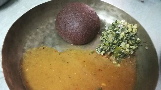 ರಾಗಿ ಮುದ್ದೆ ತಯಾರಿಸುವ ಬಗೆ ಕುರಿತು ಚರ್ಚೆ ಜೋರಿದೆ. ರಾಗಿ ಮುದ್ದೆ ತಯಾರಿಸುವ ಬಗೆ ಕುರಿತು ಚರ್ಚೆ ಜೋರಿದೆ.