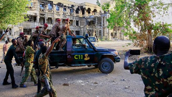 ಅಂಕಿಅಂಶಗಳನ್ನು ಪರಿಗಣಿಸಿ ಹೇಳುವುದಾದರೆ, ಆಫ್ರಿಕಾ ಖಂಡದಲ್ಲಿ 109 ಬಾರಿ ಸೇನಾ ದಂಗೆ ನಡೆದಿದೆ. ಲ್ಯಾಟಿನ್ ಅಮೆರಿಕಾದಲ್ಲಿ 70 ಬಾರಿ, ಪೂರ್ವ ಏಷ್ಯಾದಲ್ಲಿ 27 ಬಾರಿ, ಮಧ್ಯಪ್ರಾಚ್ಯದಲ್ಲಿ 44 ಬಾರಿ, ಯುರೋಪಿನಲ್ಲಿ 17 ಬಾರಿ ಮತ್ತು ದಕ್ಷಿಣ ಏಷ್ಯಾದಲ್ಲಿ 16 ಬಾರಿ ನಡೆದಿವೆ. ಆಫ್ರಿಕನ್ ಖಂಡದಲ್ಲಿ ಒಟ್ಟು 54 ದೇಶಗಳಿವೆ, ನೈಜೀರಿಯಾದಲ್ಲಿ ಈ ವರೆಗೆ 6 ಬಾರಿ ಸೇನಾಡಳಿತ ನಡೆಯಿತು.