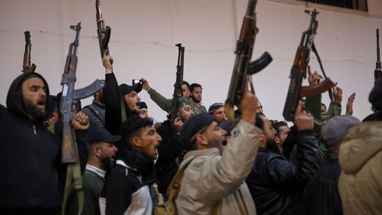 ಸಿರಿಯಾದಲ್ಲಿ ಇತ್ತೀಚೆಗೆ ಬಂಡುಕೂರರು ಸರ್ಕಾರ ಪತನಗೊಳಿಸಿದರು. ಬಶರ್ ಅಲ್ ಅಸ್ಸಾದ್ ಅವರ ಅಡಳಿತ ಪತನವಾಯಿತು. ಬಂಡುಕೋರರ ಜತೆಗೆ ಸೇನೆ ಕೈ ಜೋಡಿಸಿದ್ದರಿಂದ ಸರ್ಕಾರ ಪತನವಾಗಿದ್ದು, ಬಶರ್ ಅಲ್‌ ಅಸದ್ ರಷ್ಯಾಕ್ಕೆ ಪಲಾಯನ ಮಾಡಿದರು.