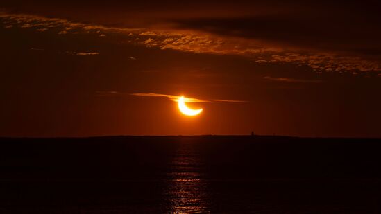 ಅಟ್ಲಾಂಟಿಕ್ ಸಾಗರದ ಮೇಲೆ ಸೂರ್ಯ ಉದಯಿಸುತ್ತಿದ್ದಂತೆ, ಹ್ಯಾಲಿಫ್ಯಾಕ್ಸ್ ಒಂದು ಬೆರಗುಗೊಳಿಸುವ ದೃಶ್ಯಕ್ಕೆ ಸಾಕ್ಷಿಯಾಯಿತು. ಭಾಗಶಃ ಗ್ರಹಣಗೊಂಡ ಸೂರ್ಯನಿಂದಾಗಿ ಕೆಂಪು ಆಕಾಶ ಗೋಚರಿಸಿತು. ಉರಿಯುವ ಬಣ್ಣಗಳು ನೀರಿನ ಮೇಲ್ಮೈಯಲ್ಲಿ ಪ್ರತಿಫಲಿಸಿದವು. ಅಟ್ಲಾಂಟಿಕ್ ಸಾಗರದ ಮೇಲೆ ಸೂರ್ಯ ಉದಯಿಸುತ್ತಿದ್ದಂತೆ, ಹ್ಯಾಲಿಫ್ಯಾಕ್ಸ್ ಒಂದು ಬೆರಗುಗೊಳಿಸುವ ದೃಶ್ಯಕ್ಕೆ ಸಾಕ್ಷಿಯಾಯಿತು. ಭಾಗಶಃ ಗ್ರಹಣಗೊಂಡ ಸೂರ್ಯನಿಂದಾಗಿ ಕೆಂಪು ಆಕಾಶ ಗೋಚರಿಸಿತು. ಉರಿಯುವ ಬಣ್ಣಗಳು ನೀರಿನ ಮೇಲ್ಮೈಯಲ್ಲಿ ಪ್ರತಿಫಲಿಸಿದವು.