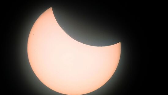 ಭಾಗಶಃ ಗ್ರಹಣಗೊಂಡ ಸೂರ್ಯನು ಲಂಡನ್ ಆಕಾಶದ ಮೂಲಕ ಗೋಚರಿಸಿದ ಪರಿ ಇದು. ಇದು ಅಪರೂಪದ ಆಕಾಶ ಪ್ರದರ್ಶನವಾಗಿ ಕಂಡುಬಂದಿತು. ಭಾಗಶಃ ಗ್ರಹಣಗೊಂಡ ಸೂರ್ಯನು ಲಂಡನ್ ಆಕಾಶದ ಮೂಲಕ ಗೋಚರಿಸಿದ ಪರಿ ಇದು. ಇದು ಅಪರೂಪದ ಆಕಾಶ ಪ್ರದರ್ಶನವಾಗಿ ಕಂಡುಬಂದಿತು.