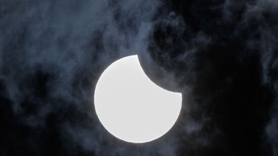 ನಾಂಟೆಸ್ ಆಕಾಶವು ಭಾಗಶಃ ಸೂರ್ಯಗ್ರಹಣದ ಸಂದರ್ಭದಲ್ಲಿ ಕಂಡುಬಂದ ಅಚ್ಚರಿಯ ನೋಟ ನಾಂಟೆಸ್ ಆಕಾಶವು ಭಾಗಶಃ ಸೂರ್ಯಗ್ರಹಣದ ಸಂದರ್ಭದಲ್ಲಿ ಕಂಡುಬಂದ ಅಚ್ಚರಿಯ ನೋಟ