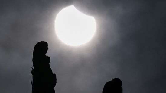 ಭಾಗಶಃ ಗ್ರಹಣಗೊಂಡ ಸೂರ್ಯನು ಮಿಲನ್ನ ಡ್ಯುಮೊ ಕ್ಯಾಥೆಡ್ರಲ್ ಪ್ರತಿಮೆಗಳ ಹಿಂದೆ ಉದಯಿಸಿದ ಕ್ಷಣ ಭಾಗಶಃ ಗ್ರಹಣಗೊಂಡ ಸೂರ್ಯನು ಮಿಲನ್ನ ಡ್ಯುಮೊ ಕ್ಯಾಥೆಡ್ರಲ್ ಪ್ರತಿಮೆಗಳ ಹಿಂದೆ ಉದಯಿಸಿದ ಕ್ಷಣ