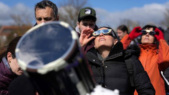 ಬರ್ಗೋಸ್ ಕೋಟೆಯ ಎತ್ತರದ ಪ್ರಾಚೀನ ಪ್ರದೇಶದಲ್ಲಿ ಗ್ರಹಣವನ್ನು ವೀಕ್ಷಿಸಲು ಪ್ರೇಕ್ಷಕರು ಒಟ್ಟುಗೂಡಿದ್ದರು. ಕೈಯಲ್ಲಿ ರಕ್ಷಣಾತ್ಮಕ ಕನ್ನಡಕಗಳೊಂದಿಗೆ, ಪ್ರಕೃತಿಯ ಅಪರೂಪದ ದೃಶ್ಯಗಳನ್ನು ವೀಕ್ಷಿಸಿ ಜನರು ಸಂಭ್ರಮಿಸಿದರು. ಬರ್ಗೋಸ್ ಕೋಟೆಯ ಎತ್ತರದ ಪ್ರಾಚೀನ ಪ್ರದೇಶದಲ್ಲಿ ಗ್ರಹಣವನ್ನು ವೀಕ್ಷಿಸಲು ಪ್ರೇಕ್ಷಕರು ಒಟ್ಟುಗೂಡಿದ್ದರು. ಕೈಯಲ್ಲಿ ರಕ್ಷಣಾತ್ಮಕ ಕನ್ನಡಕಗಳೊಂದಿಗೆ, ಪ್ರಕೃತಿಯ ಅಪರೂಪದ ದೃಶ್ಯಗಳನ್ನು ವೀಕ್ಷಿಸಿ ಜನರು ಸಂಭ್ರಮಿಸಿದರು.