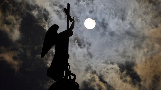 ಸೇಂಟ್ ಪೀಟರ್ಸ್ಬರ್ಗ್ನ ಐತಿಹಾಸಿಕ ಛಾವಣಿಗಳ ಮೇಲೆ, ಗ್ರಹಣದ ದೃಶ್ಯ ಹೀಗೆ ಗೋಚರಿಸಿತು. ಭಾಗಶಃ ಮುಚ್ಚಿದ ಸೂರ್ಯನು ಹಾದುಹೋಗುವ ಮೋಡಗಳ ಮೂಲಕ ಮಿನುಗಿದ ದೃಶ್ಯ ಮತ್ತು ನಗರದ ಮೇಲೆ ಬದಲಾಗುತ್ತಿರುವ ನೆರಳುಗಳನ್ನು ಕಂಡು ಜನರು ಪುಳಕಿತರಾದರು. ಸೇಂಟ್ ಪೀಟರ್ಸ್ಬರ್ಗ್ನ ಐತಿಹಾಸಿಕ ಛಾವಣಿಗಳ ಮೇಲೆ, ಗ್ರಹಣದ ದೃಶ್ಯ ಹೀಗೆ ಗೋಚರಿಸಿತು. ಭಾಗಶಃ ಮುಚ್ಚಿದ ಸೂರ್ಯನು ಹಾದುಹೋಗುವ ಮೋಡಗಳ ಮೂಲಕ ಮಿನುಗಿದ ದೃಶ್ಯ ಮತ್ತು ನಗರದ ಮೇಲೆ ಬದಲಾಗುತ್ತಿರುವ ನೆರಳುಗಳನ್ನು ಕಂಡು ಜನರು ಪುಳಕಿತರಾದರು.