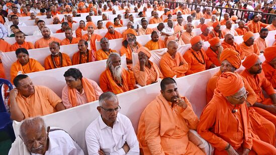 ನಾಡಿನ ಭಕ್ತಾದಿಗಳ ಮನ ಮನೆಗಳ ದೈವೀ ಪ್ರಭೆಯಾಗಿದ್ದ ಲಿಂ.ಡಾ.ಶಿವಕುಮಾರ ಸ್ವಾಮೀಜಿಯವರು ಐಕ್ಯರಾಗಿರುವ ಶಿವಯೋಗಿ ಮಂದಿರದ ಗದ್ದುಗೆಯಲ್ಲಿ ಮುಂಜಾನೆಯಿಂದಲೇ ಧಾರ್ಮಿಕ ವಿಧಿ ವಿಧಾನಗಳು, ಅಭಿಷೇಕ, ಅಷ್ಟೋತ್ತರ, ಮಹಾಮಂಗಳಾರತಿ, ಭಜನಾ ಮಂತ್ರ ಘೋಷಗಳು ಮೊಳಗಿದವು. ಶ್ರೀಗಳ ಗದ್ದುಗೆಗೆ ಮಠಾಧ್ಯಕ್ಷ ಸಿದ್ದಲಿಂಗ ಸ್ವಾಮೀಜಿಯವರ ನೇತೃತ್ವದಲ್ಲಿ ಹರಗುರುಚರಮೂರ್ತಿಗಳ ಸಮ್ಮುಖದಲ್ಲಿ ರುದ್ರಾಭಿಷೇಕ, 108 ಅಷ್ಟೋತ್ತರ ಸೇರಿದಂತೆ ವಿವಿಧ ಧಾರ್ಮಿಕ ಪೂಜಾ ಕೈಂಕರ್ಯ, ಮಹಾಮಂಗಳಾರತಿ ನೆರವೇರಿಸಲಾಯಿತು. ನಾಡಿನ ಭಕ್ತಾದಿಗಳ ಮನ ಮನೆಗಳ ದೈವೀ ಪ್ರಭೆಯಾಗಿದ್ದ ಲಿಂ.ಡಾ.ಶಿವಕುಮಾರ ಸ್ವಾಮೀಜಿಯವರು ಐಕ್ಯರಾಗಿರುವ ಶಿವಯೋಗಿ ಮಂದಿರದ ಗದ್ದುಗೆಯಲ್ಲಿ ಮುಂಜಾನೆಯಿಂದಲೇ ಧಾರ್ಮಿಕ ವಿಧಿ ವಿಧಾನಗಳು, ಅಭಿಷೇಕ, ಅಷ್ಟೋತ್ತರ, ಮಹಾಮಂಗಳಾರತಿ, ಭಜನಾ ಮಂತ್ರ ಘೋಷಗಳು ಮೊಳಗಿದವು. ಶ್ರೀಗಳ ಗದ್ದುಗೆಗೆ ಮಠಾಧ್ಯಕ್ಷ ಸಿದ್ದಲಿಂಗ ಸ್ವಾಮೀಜಿಯವರ ನೇತೃತ್ವದಲ್ಲಿ ಹರಗುರುಚರಮೂರ್ತಿಗಳ ಸಮ್ಮುಖದಲ್ಲಿ ರುದ್ರಾಭಿಷೇಕ, 108 ಅಷ್ಟೋತ್ತರ ಸೇರಿದಂತೆ ವಿವಿಧ ಧಾರ್ಮಿಕ ಪೂಜಾ ಕೈಂಕರ್ಯ, ಮಹಾಮಂಗಳಾರತಿ ನೆರವೇರಿಸಲಾಯಿತು.