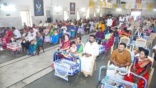 ಡಾ.ಶಿವಕುಮಾರ ಮಹಾಸ್ವಾಮೀಜಿ ಅನ್ನದಾನ ಸೇವಾ ಟ್ರಸ್ಟ್ ವತಿಯಿಂದ ಡಾ.ಶಿವಕುಮಾರ ಸ್ವಾಮೀಜಿಯವರ 118ನೇ ಜಯಂತ್ಯುತ್ಸವದ ಅಂಗವಾಗಿ 118 ಮಕ್ಕಳಿಗೆ ಶಿ ಅಕ್ಷರದಿಂದ ಪ್ರಾರಂಭವಾಗುವ ಹೆಸರುಗಳನ್ನು ನಾಮಕರಣ ಮಾಡಲಾಯಿತು. ಈ ಉಚಿತ ನಾಮಕರಣ ಮಹೋತ್ಸವದಲ್ಲಿ ಪಾಲ್ಗೊಂಡಿದ್ದವರಿಗೆ ಹೊಸ ತೊಟ್ಟಿಲು, ತೊಟ್ಟಿಲ ಹಾಸಿಗೆ, ತೊಟ್ಟಿಲ ದಿಂಬು ಹಾಗೂ ಶ್ರೀಗಳ ಭಾವಚಿತ್ರವನ್ನು ಉಚಿತವಾಗಿ ನೀಡಲಾಯಿತು. ಡಾ.ಶಿವಕುಮಾರ ಮಹಾಸ್ವಾಮೀಜಿ ಅನ್ನದಾನ ಸೇವಾ ಟ್ರಸ್ಟ್ ವತಿಯಿಂದ ಡಾ.ಶಿವಕುಮಾರ ಸ್ವಾಮೀಜಿಯವರ 118ನೇ ಜಯಂತ್ಯುತ್ಸವದ ಅಂಗವಾಗಿ 118 ಮಕ್ಕಳಿಗೆ ಶಿ ಅಕ್ಷರದಿಂದ ಪ್ರಾರಂಭವಾಗುವ ಹೆಸರುಗಳನ್ನು ನಾಮಕರಣ ಮಾಡಲಾಯಿತು. ಈ ಉಚಿತ ನಾಮಕರಣ ಮಹೋತ್ಸವದಲ್ಲಿ ಪಾಲ್ಗೊಂಡಿದ್ದವರಿಗೆ ಹೊಸ ತೊಟ್ಟಿಲು, ತೊಟ್ಟಿಲ ಹಾಸಿಗೆ, ತೊಟ್ಟಿಲ ದಿಂಬು ಹಾಗೂ ಶ್ರೀಗಳ ಭಾವಚಿತ್ರವನ್ನು ಉಚಿತವಾಗಿ ನೀಡಲಾಯಿತು.