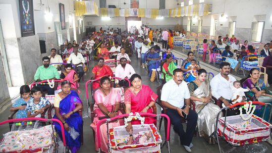 ಶ್ರೀಗಳ 118ನೇ ಜಯಂತಿ ಪ್ರಯುಕ್ತ ತುಮಕೂರು ನಗರದಾದ್ಯಂತ ಭಕ್ತವೃಂದ ಪೆಂಡಾಲ್ಗಳನ್ನು ಹಾಕಿ ಶ್ರೀಗಳ ಭಾವಚಿತ್ರಕ್ಕೆ ಪೂಜೆ ಸಲ್ಲಿಸಿ ಅನ್ನದಾಸೋಹ ಏರ್ಪಡಿಸುವ ಮೂಲಕ ಭಕ್ತಿ ಸಮರ್ಪಿಸಿದರು. ಶ್ರೀಗಳ 118ನೇ ಜಯಂತಿ ಪ್ರಯುಕ್ತ ತುಮಕೂರು ನಗರದಾದ್ಯಂತ ಭಕ್ತವೃಂದ ಪೆಂಡಾಲ್ಗಳನ್ನು ಹಾಕಿ ಶ್ರೀಗಳ ಭಾವಚಿತ್ರಕ್ಕೆ ಪೂಜೆ ಸಲ್ಲಿಸಿ ಅನ್ನದಾಸೋಹ ಏರ್ಪಡಿಸುವ ಮೂಲಕ ಭಕ್ತಿ ಸಮರ್ಪಿಸಿದರು.