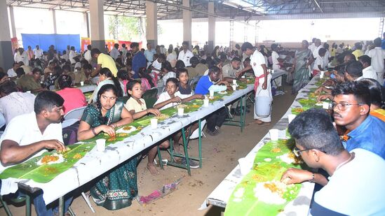 ರಾಜ್ಯದ ವಿವಿಧೆಡೆಗಳಿಂದ ಶ್ರೀಮಠಕ್ಕೆ ಆಗಮಿಸಿದ್ದ ಲಕ್ಷಾಂತರ ಮಂದಿ ಭಕ್ತಾದಿಗಳಿಗೆ ವಸ್ತುಪ್ರದರ್ಶನ ಆವರಣ, ಪ್ರಾರ್ಥನಾ ಮಂದಿರ, ಹಳೆಯ ಮತ್ತು ಹೊಸ ಪ್ರಸಾದ ನಿಲಯ, ಸಾದರ ಕೊಪ್ಪಲು ಸೇರಿದಂತೆ 5 ಕಡೆ ದಾಸೋಹ ವ್ಯವಸ್ಥೆ ಮಾಡಲಾಗಿತ್ತು. ಶ್ರೀಗಳ 118ನೇ ಜಯಂತಿ ಕಣ್ತುಂಬಿಕೊಳ್ಳಲು ಶ್ರೀಕ್ಷೇತ್ರಕ್ಕೆ ಆಗಮಿಸಿದ್ದ ಭಕ್ತಗಣ ಸರದಿಯ ಸಾಲಿನಲ್ಲಿ ನಿಂತು ಗದ್ದುಗೆ ದರ್ಶನ ಪಡೆದು, ಸಿದ್ದಪಡಿಸಿದ್ದ ಬಗೆಬಗೆಯ ಖಾದ್ಯಗಳ ಪ್ರಸಾದ ಸವಿದು ಪುನೀತರಾದರು. ರಾಜ್ಯದ ವಿವಿಧೆಡೆಗಳಿಂದ ಶ್ರೀಮಠಕ್ಕೆ ಆಗಮಿಸಿದ್ದ ಲಕ್ಷಾಂತರ ಮಂದಿ ಭಕ್ತಾದಿಗಳಿಗೆ ವಸ್ತುಪ್ರದರ್ಶನ ಆವರಣ, ಪ್ರಾರ್ಥನಾ ಮಂದಿರ, ಹಳೆಯ ಮತ್ತು ಹೊಸ ಪ್ರಸಾದ ನಿಲಯ, ಸಾದರ ಕೊಪ್ಪಲು ಸೇರಿದಂತೆ 5 ಕಡೆ ದಾಸೋಹ ವ್ಯವಸ್ಥೆ ಮಾಡಲಾಗಿತ್ತು. ಶ್ರೀಗಳ 118ನೇ ಜಯಂತಿ ಕಣ್ತುಂಬಿಕೊಳ್ಳಲು ಶ್ರೀಕ್ಷೇತ್ರಕ್ಕೆ ಆಗಮಿಸಿದ್ದ ಭಕ್ತಗಣ ಸರದಿಯ ಸಾಲಿನಲ್ಲಿ ನಿಂತು ಗದ್ದುಗೆ ದರ್ಶನ ಪಡೆದು, ಸಿದ್ದಪಡಿಸಿದ್ದ ಬಗೆಬಗೆಯ ಖಾದ್ಯಗಳ ಪ್ರಸಾದ ಸವಿದು ಪುನೀತರಾದರು.