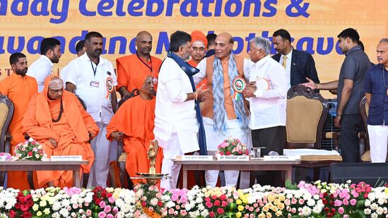 ನಾಡಿನ ಲಕ್ಷಾಂತರ ಬಡ ಮಕ್ಕಳಿಗೆ ಅನ್ನ, ಆಶ್ರಯ ಶಿಕ್ಷಣ ನೀಡಿ ಭವಿಷ್ಯದ ಮೂರ್ತ ಸ್ವರೂಪಗಳನ್ನಾಗಿ ತಯಾರು ಮಾಡಿದ ಮಹಾನ್ ಚೇತನ ಡಾ.ಶಿವಕುಮಾರ ಸ್ವಾಮೀಜಿ ಅವರಿಗೆ ದೇಶದ ಅತ್ಯುತ್ತಮ ನಾಗರಿಕ ಪ್ರಶಸ್ತಿ ಭಾರತ ರತ್ನ ಪ್ರಶಸ್ತಿಯನ್ನು ಕೇಂದ್ರ ಸರ್ಕಾರದ ವತಿಯಿಂದ ನೀಡಬೇಕು ಎಂದು ಉಪಮುಖ್ಯಮಂತ್ರಿ ಡಿ.ಕೆ. ಶಿವಕುಮಾರ್ ಅವರು ಕೇಂದ್ರ ರಕ್ಷಣಾ ಸಚಿವ ರಾಜನಾಥ್ ಸಿಂಗ್ ಅವರಿಗೆ ಮನವಿ ಮಾಡಿದರು. ನಾಡಿನ ಲಕ್ಷಾಂತರ ಬಡ ಮಕ್ಕಳಿಗೆ ಅನ್ನ, ಆಶ್ರಯ ಶಿಕ್ಷಣ ನೀಡಿ ಭವಿಷ್ಯದ ಮೂರ್ತ ಸ್ವರೂಪಗಳನ್ನಾಗಿ ತಯಾರು ಮಾಡಿದ ಮಹಾನ್ ಚೇತನ ಡಾ.ಶಿವಕುಮಾರ ಸ್ವಾಮೀಜಿ ಅವರಿಗೆ ದೇಶದ ಅತ್ಯುತ್ತಮ ನಾಗರಿಕ ಪ್ರಶಸ್ತಿ ಭಾರತ ರತ್ನ ಪ್ರಶಸ್ತಿಯನ್ನು ಕೇಂದ್ರ ಸರ್ಕಾರದ ವತಿಯಿಂದ ನೀಡಬೇಕು ಎಂದು ಉಪಮುಖ್ಯಮಂತ್ರಿ ಡಿ.ಕೆ. ಶಿವಕುಮಾರ್ ಅವರು ಕೇಂದ್ರ ರಕ್ಷಣಾ ಸಚಿವ ರಾಜನಾಥ್ ಸಿಂಗ್ ಅವರಿಗೆ ಮನವಿ ಮಾಡಿದರು.