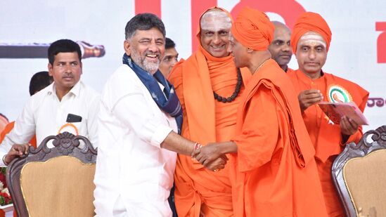 ಡಾ.ಶಿವಕುಮಾರ ಸ್ವಾಮೀಜಿ ರವರ 118ನೇ ಜಯಂತಿ ಮತ್ತು ಗುರುವಂದನಾ ಸಮಾರಂಭದ ಅಧ್ಯಕ್ಷತೆ ವಹಿಸಿ ಮಾತನಾಡಿದ ಡಿಕೆಶಿ, ಯಾವುದೇ ಜಾತಿ, ಧರ್ಮ, ಭೇದ-ಭಾವ ಇಲ್ಲದೆ ಎಲ್ಲ ವರ್ಗದ ಮಕ್ಕಳಿಗೆ ಅನ್ನ, ವಿದ್ಯಾದಾನ ಮಾಡಿ ಇಡೀ ದೇಶಕ್ಕೆ ದೊಡ್ಡ ಸಂದೇಶ ನೀಡಿರುವ ಶ್ರೀಗಳಿಗೆ ಭಾರತ ರತ್ನ ಪ್ರಶಸ್ತಿ ನೀಡುವ ಸಂಬಂಧ ಪ್ರಧಾನಿ ಮೋದಿ ಅವರೊಂದಿಗೆ ಚರ್ಚಿಸುವಂತೆ ಕೇಂದ್ರ ರಕ್ಷಣಾ ಸಚಿವರಿಗೆ ಕೋರಿದರು. ಸಿದ್ಧಗಂಗಾ ಕ್ಷೇತ್ರ ಒಂದು ಪವಿತ್ರವಾದ ಕ್ಷೇತ್ರ. ಎಲ್ಲ ಧರ್ಮಗಳನ್ನು ಒಟ್ಟಿಗೆ ಕೊಂಡೊಯ್ಯುವ ಮೂಲಕ ಎಲ್ಲರಲ್ಲೂ ಧಾರ್ಮಿಕ ಭಕ್ತಿ ಭಾವವನ್ನು ಶ್ರೀಗಳು ಮೂಡಿಸಿದ್ದಾರೆ. ಶ್ರೀಗಳ ಆಚಾರ, ವಿಚಾರ, ಅವರು ಹಾಕಿಕೊಟ್ಟ ದಾರಿ ನಮ್ಮ ಬದುಕಿಗೆ ದೊಡ್ಡ ಶಕ್ತಿ ತುಂಬಿದೆ ಎಂದರು. ಡಾ.ಶಿವಕುಮಾರ ಸ್ವಾಮೀಜಿ ರವರ 118ನೇ ಜಯಂತಿ ಮತ್ತು ಗುರುವಂದನಾ ಸಮಾರಂಭದ ಅಧ್ಯಕ್ಷತೆ ವಹಿಸಿ ಮಾತನಾಡಿದ ಡಿಕೆಶಿ, ಯಾವುದೇ ಜಾತಿ, ಧರ್ಮ, ಭೇದ-ಭಾವ ಇಲ್ಲದೆ ಎಲ್ಲ ವರ್ಗದ ಮಕ್ಕಳಿಗೆ ಅನ್ನ, ವಿದ್ಯಾದಾನ ಮಾಡಿ ಇಡೀ ದೇಶಕ್ಕೆ ದೊಡ್ಡ ಸಂದೇಶ ನೀಡಿರುವ ಶ್ರೀಗಳಿಗೆ ಭಾರತ ರತ್ನ ಪ್ರಶಸ್ತಿ ನೀಡುವ ಸಂಬಂಧ ಪ್ರಧಾನಿ ಮೋದಿ ಅವರೊಂದಿಗೆ ಚರ್ಚಿಸುವಂತೆ ಕೇಂದ್ರ ರಕ್ಷಣಾ ಸಚಿವರಿಗೆ ಕೋರಿದರು. ಸಿದ್ಧಗಂಗಾ ಕ್ಷೇತ್ರ ಒಂದು ಪವಿತ್ರವಾದ ಕ್ಷೇತ್ರ. ಎಲ್ಲ ಧರ್ಮಗಳನ್ನು ಒಟ್ಟಿಗೆ ಕೊಂಡೊಯ್ಯುವ ಮೂಲಕ ಎಲ್ಲರಲ್ಲೂ ಧಾರ್ಮಿಕ ಭಕ್ತಿ ಭಾವವನ್ನು ಶ್ರೀಗಳು ಮೂಡಿಸಿದ್ದಾರೆ. ಶ್ರೀಗಳ ಆಚಾರ, ವಿಚಾರ, ಅವರು ಹಾಕಿಕೊಟ್ಟ ದಾರಿ ನಮ್ಮ ಬದುಕಿಗೆ ದೊಡ್ಡ ಶಕ್ತಿ ತುಂಬಿದೆ ಎಂದರು.