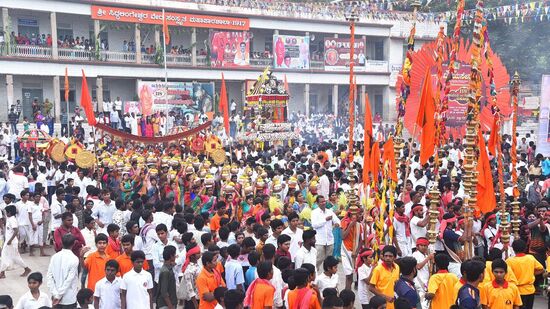 ಬೆಳಗ್ಗೆಯಿಂದಲೇ ಶ್ರೀಮಠಕ್ಕೆ ಭಕ್ತರು, ಗಣ್ಯರ ದಂಡು ಹರಿದು ಬಂದಿದ್ದು, ಕೇಂದ್ರ ರಕ್ಷಣಾ ಸಚಿವ ರಾಜನಾಥ್ ಸಿಂಗ್, ಉಪಮುಖ್ಯಮಂತ್ರಿ ಡಿ.ಕೆ. ಶಿವಕುಮಾರ್, ಕೇಂದ್ರ ರೈಲ್ವೆ ಹಾಗೂ ಜಲಶಕ್ತಿ ರಾಜ್ಯ ಖಾತೆ ಸಚಿವ ವಿ. ಸೋಮಣ್ಣ, ಸಹಕಾರ ಸಚಿವ ಕೆ.ಎನ್. ರಾಜಣ್ಣ, ಬಿಜೆಪಿ ರಾಜ್ಯಾಧ್ಯಕ್ಷ ವಿಜಯೇಂದ್ರ, ಮಾಜಿ ಸಂಸದ ಜಿ.ಎಸ್. ಬಸವರಾಜು, ಶಾಸಕರಾದ ಬಿ. ಸುರೇಶ್ಗೌಡ, ಜ್ಯೋತಿಗಣೇಶ್, ಶ್ರೀನಿವಾಸಯ್ಯ ಸೇರಿದಂತೆ ವಿವಿಧ ಮಠಾಧೀಶರುಗಳು ಶ್ರೀಗಳ ಗದ್ದುಗೆ ದರ್ಶನ ಪಡೆದು ಭಕ್ತಿ ಸಮರ್ಪಿಸಿದರು. <p>ಬೆಳಗ್ಗೆಯಿಂದಲೇ ಶ್ರೀಮಠಕ್ಕೆ ಭಕ್ತರು, ಗಣ್ಯರ ದಂಡು ಹರಿದು ಬಂದಿದ್ದು, ಕೇಂದ್ರ ರಕ್ಷಣಾ ಸಚಿವ ರಾಜನಾಥ್ ಸಿಂಗ್, ಉಪಮುಖ್ಯಮಂತ್ರಿ ಡಿ.ಕೆ. ಶಿವಕುಮಾರ್, ಕೇಂದ್ರ ರೈಲ್ವೆ ಹಾಗೂ ಜಲಶಕ್ತಿ ರಾಜ್ಯ ಖಾತೆ ಸಚಿವ ವಿ. ಸೋಮಣ್ಣ, ಸಹಕಾರ ಸಚಿವ ಕೆ.ಎನ್. ರಾಜಣ್ಣ, ಬಿಜೆಪಿ ರಾಜ್ಯಾಧ್ಯಕ್ಷ ವಿಜಯೇಂದ್ರ, ಮಾಜಿ ಸಂಸದ ಜಿ.ಎಸ್. ಬಸವರಾಜು, ಶಾಸಕರಾದ ಬಿ. ಸುರೇಶ್ಗೌಡ, ಜ್ಯೋತಿಗಣೇಶ್, ಶ್ರೀನಿವಾಸಯ್ಯ ಸೇರಿದಂತೆ ವಿವಿಧ ಮಠಾಧೀಶರುಗಳು ಶ್ರೀಗಳ ಗದ್ದುಗೆ ದರ್ಶನ ಪಡೆದು ಭಕ್ತಿ ಸಮರ್ಪಿಸಿದರು.</p>