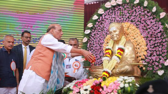 ಉತ್ತರ ಭಾರತ ದಕ್ಷಿಣ ಭಾರತದ ಮೇಲೆ ದಬ್ಬಾಳಿಕೆ ಮಾಡುತ್ತಿದೆ ಎಂಬ ಆರೋಪ ಕೇಳಿ ಬರುತ್ತಿದೆ. ಆದರೆ ದಕ್ಷಿಣ ಭಾರತದ ಆಧ್ಯಾತ್ಮಿಕತೆ ದೊಡ್ಡ ಮಾರ್ಗದರ್ಶನ ಮಾಡಿದೆ. ಅದಕ್ಕೆ ಸಿದ್ಧಗಂಗಾ ಶ್ರೀಗಳು ಹಾಗೂ ಶಂಕರಾಚಾರ್ಯರು ನಿದರ್ಶನವಾಗಿದ್ದಾರೆ ಎಂದರು. ಯುಗ ಪುರುಷ ಡಾ.ಶಿವಕುಮಾರಸ್ವಾಮೀಜಿ ರವರ 118ನೇ ಜನ್ಮ ಜಯಂತೋತ್ಸವದಲ್ಲಿ ಭಾಗವಹಿಸಿರುವುದು ನನ್ನ ಅದೃಷ್ಟ, ಶಿವಕುಮಾರಸ್ವಾಮೀಜಿಗಳು ಭೌತಿಕವಾಗಿ ನಮ್ಮೊಂದಿಗೆ ಇಲ್ಲದಿದ್ದರೂ ಆಧ್ಯಾತ್ಮಿಕವಾಗಿ ನಮ್ಮೊಂದಿಗೆ ಇಲ್ಲೇ ಇದ್ದಾರೆ ಎನ್ನುವುದು ನನ್ನ ಅನುಭವಕ್ಕೆ ಬಂದಿದೆ ಎಂದರು. ಉತ್ತರ ಭಾರತ ದಕ್ಷಿಣ ಭಾರತದ ಮೇಲೆ ದಬ್ಬಾಳಿಕೆ ಮಾಡುತ್ತಿದೆ ಎಂಬ ಆರೋಪ ಕೇಳಿ ಬರುತ್ತಿದೆ. ಆದರೆ ದಕ್ಷಿಣ ಭಾರತದ ಆಧ್ಯಾತ್ಮಿಕತೆ ದೊಡ್ಡ ಮಾರ್ಗದರ್ಶನ ಮಾಡಿದೆ. ಅದಕ್ಕೆ ಸಿದ್ಧಗಂಗಾ ಶ್ರೀಗಳು ಹಾಗೂ ಶಂಕರಾಚಾರ್ಯರು ನಿದರ್ಶನವಾಗಿದ್ದಾರೆ ಎಂದರು. ಯುಗ ಪುರುಷ ಡಾ.ಶಿವಕುಮಾರಸ್ವಾಮೀಜಿ ರವರ 118ನೇ ಜನ್ಮ ಜಯಂತೋತ್ಸವದಲ್ಲಿ ಭಾಗವಹಿಸಿರುವುದು ನನ್ನ ಅದೃಷ್ಟ, ಶಿವಕುಮಾರಸ್ವಾಮೀಜಿಗಳು ಭೌತಿಕವಾಗಿ ನಮ್ಮೊಂದಿಗೆ ಇಲ್ಲದಿದ್ದರೂ ಆಧ್ಯಾತ್ಮಿಕವಾಗಿ ನಮ್ಮೊಂದಿಗೆ ಇಲ್ಲೇ ಇದ್ದಾರೆ ಎನ್ನುವುದು ನನ್ನ ಅನುಭವಕ್ಕೆ ಬಂದಿದೆ ಎಂದರು.