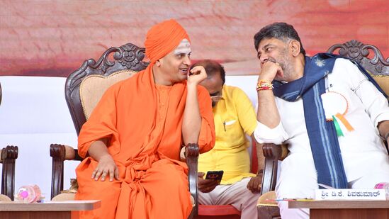 ದೇಹದ ಹಸಿವಿಗೆ ಅನ್ನ ನೀಡಿ, ಜ್ಞಾನದ ಹಸಿವಿಗೆ ಅಕ್ಷರ ನೀಡಿ ಲಕ್ಷಾಂತರ ಬಡ ಮಕ್ಕಳ ಬದುಕಿಗೆ ಆಶಾಕಿರಣವಾಗಿರುವ ಶ್ರೀಗಳ ಸಮಾಜ ಸೇವೆ, ದೂರದೃಷ್ಟಿ ಇಡೀ ವಿಶ್ವಕ್ಕೆ ಮಾರ್ಗದರ್ಶನವಾಗಿದೆ. ಶ್ರೀಮಠದಲ್ಲಿ ಯಾವುದೇ ರೀತಿಯ ಭೇದ-ಭಾವ ಇಲ್ಲದೆ ಎಲ್ಲ ವರ್ಗದ ಮಕ್ಕಳನ್ನು ಮೂರ್ತ ಸ್ವರೂಪರನ್ನಾಗಿ ಮಾಡುವ ಕೆಲಸ ನಿರಂತರವಾಗಿ ನಡೆಯುತ್ತಿದೆ. ಶ್ರೀಗಳು ಹಾಕಿಕೊಟ್ಟ ಮಾರ್ಗದರ್ಶನದಲ್ಲಿ ಸಿದ್ಧಲಿಂಗಸ್ವಾಮೀಜಿ ಶ್ರೀಮಠವನ್ನು ಮುನ್ನಡೆಸುತ್ತಿದ್ದಾರೆ ಎಂದು ಡಿಕೆಶಿ ಹೇಳಿದರು. ದೇಹದ ಹಸಿವಿಗೆ ಅನ್ನ ನೀಡಿ, ಜ್ಞಾನದ ಹಸಿವಿಗೆ ಅಕ್ಷರ ನೀಡಿ ಲಕ್ಷಾಂತರ ಬಡ ಮಕ್ಕಳ ಬದುಕಿಗೆ ಆಶಾಕಿರಣವಾಗಿರುವ ಶ್ರೀಗಳ ಸಮಾಜ ಸೇವೆ, ದೂರದೃಷ್ಟಿ ಇಡೀ ವಿಶ್ವಕ್ಕೆ ಮಾರ್ಗದರ್ಶನವಾಗಿದೆ. ಶ್ರೀಮಠದಲ್ಲಿ ಯಾವುದೇ ರೀತಿಯ ಭೇದ-ಭಾವ ಇಲ್ಲದೆ ಎಲ್ಲ ವರ್ಗದ ಮಕ್ಕಳನ್ನು ಮೂರ್ತ ಸ್ವರೂಪರನ್ನಾಗಿ ಮಾಡುವ ಕೆಲಸ ನಿರಂತರವಾಗಿ ನಡೆಯುತ್ತಿದೆ. ಶ್ರೀಗಳು ಹಾಕಿಕೊಟ್ಟ ಮಾರ್ಗದರ್ಶನದಲ್ಲಿ ಸಿದ್ಧಲಿಂಗಸ್ವಾಮೀಜಿ ಶ್ರೀಮಠವನ್ನು ಮುನ್ನಡೆಸುತ್ತಿದ್ದಾರೆ ಎಂದು ಡಿಕೆಶಿ ಹೇಳಿದರು.