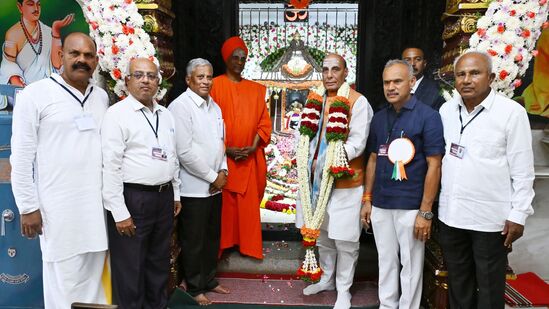 ಸಿದ್ಧಗಂಗಾ ಮಠದಲ್ಲಿ ನಡೆದ ನಗರದ ಸಿದ್ಧಗಂಗಾ ಮಠದಲ್ಲಿ ನಡೆದ ಲಿಂ.ಡಾ.ಶಿವಕುಮಾರ ಸ್ವಾಮೀಜಿ ರವರ 118ನೇ ಜಯಂತಿ ಮತ್ತು ಗುರುವಂದನಾ ಸಮಾರಂಭದಲ್ಲಿ ಭಾಗವಹಿಸಿ ಮಾತನಾಡಿದ ಕೇಂದ್ರ ರಕ್ಷಣಾ ಸಚಿವ ರಾಜನಾಥ್ ಸಿಂಗ್, ಭಾರತದ ಸಂಸ್ಕೃತಿಯನ್ನು ಉತೃಷ್ಟಗೊಳಿಸುವ ಮೂಲಕ ವಿಶ್ವಗುರು ಭಾರತ ನಿರ್ಮಾಣಕ್ಕೆ ನಾವೆಲ್ಲರೂ ಶ್ರಮಿಸೋಣ ಎಂದು ಕರೆ ನೀಡಿದರು. ಸಿದ್ಧಗಂಗಾ ಮಠದಲ್ಲಿ ನಡೆದ ನಗರದ ಸಿದ್ಧಗಂಗಾ ಮಠದಲ್ಲಿ ನಡೆದ ಲಿಂ.ಡಾ.ಶಿವಕುಮಾರ ಸ್ವಾಮೀಜಿ ರವರ 118ನೇ ಜಯಂತಿ ಮತ್ತು ಗುರುವಂದನಾ ಸಮಾರಂಭದಲ್ಲಿ ಭಾಗವಹಿಸಿ ಮಾತನಾಡಿದ ಕೇಂದ್ರ ರಕ್ಷಣಾ ಸಚಿವ ರಾಜನಾಥ್ ಸಿಂಗ್, ಭಾರತದ ಸಂಸ್ಕೃತಿಯನ್ನು ಉತೃಷ್ಟಗೊಳಿಸುವ ಮೂಲಕ ವಿಶ್ವಗುರು ಭಾರತ ನಿರ್ಮಾಣಕ್ಕೆ ನಾವೆಲ್ಲರೂ ಶ್ರಮಿಸೋಣ ಎಂದು ಕರೆ ನೀಡಿದರು.