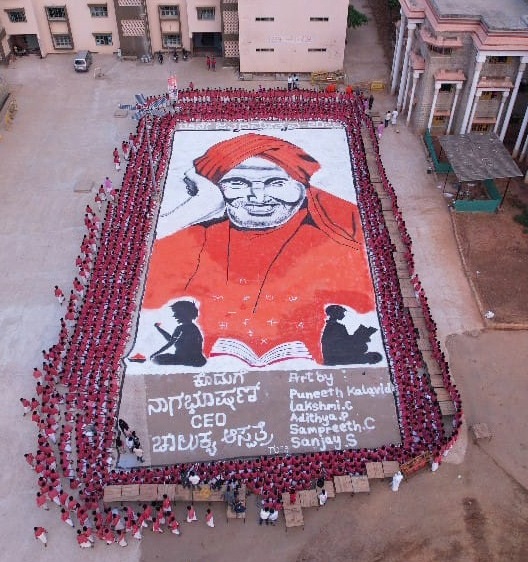 ಡಾ.ಶಿವಕುಮಾರ ಸ್ವಾಮೀಜಿಯವರ 118ನೇ ಜಯಂತಿ ಪ್ರಯುಕ್ತ ಭಕ್ತರೊಬ್ಬರು ರಂಗೋಲಿಯಲ್ಲಿ ಶ್ರೀಗಳ ಭಾವಚಿತ್ರ ಅರಳಿಸುವ ಮೂಲಕ ಭಕ್ತಿ ಮೆರೆದರು. ಶ್ರೀಮಠದ ಆವರಣದಲ್ಲಿ 125 ಅಡಿ ಉದ್ದದ, 65 ಅಗಲ ಸೇರಿ 8125 ಚದರ ಅಡಿ ವಿಸ್ತೀರ್ಣದ ರಂಗೋಲಿಯಲ್ಲಿ ಬಿಡಿಸಲಾಗಿರುವ ಶಿವಕುಮಾರ ಶ್ರೀಗಳ ಭಾವಚಿತ್ರ ನೋಡುಗರ ಕಣ್ಮನ ಸೆಳೆಯಿತು. ಮೈಸೂರಿನ ಕಲಾವಿದ ಪುನೀತ್, ಲಕ್ಷ್ಮಿ, ಆದಿತ್ಯ, ಸಂಪ್ರೀತ್, ಸಂಜಯ್ ಎಂಬ ಐವರು ಕಲಾವಿದರ ಕಲಾ ಕುಂಚದಿಂದ ಅರಳಿದ್ದು, ಇವರು ಬಿಡಿಸಲಾಗಿರುವ ಶ್ರೀಗಳ ಭಾವಚಿತ್ರದ ಚಿತ್ತಾಕರ್ಷಕ ಬೃಹತ್ ಗಾತ್ರದ ರಂಗೋಲಿ ಶ್ರೀಕ್ಷೇತ್ರಕ್ಕೆ ಆಗಮಿಸುತ್ತಿರುವ ಸಹಸ್ರಾರು ಭಕ್ತಾದಿಗಳ ಗಮನ ಸೆಳೆದಿದೆ. ಡಾ.ಶಿವಕುಮಾರ ಸ್ವಾಮೀಜಿಯವರ 118ನೇ ಜಯಂತಿ ಪ್ರಯುಕ್ತ ಭಕ್ತರೊಬ್ಬರು ರಂಗೋಲಿಯಲ್ಲಿ ಶ್ರೀಗಳ ಭಾವಚಿತ್ರ ಅರಳಿಸುವ ಮೂಲಕ ಭಕ್ತಿ ಮೆರೆದರು. ಶ್ರೀಮಠದ ಆವರಣದಲ್ಲಿ 125 ಅಡಿ ಉದ್ದದ, 65 ಅಗಲ ಸೇರಿ 8125 ಚದರ ಅಡಿ ವಿಸ್ತೀರ್ಣದ ರಂಗೋಲಿಯಲ್ಲಿ ಬಿಡಿಸಲಾಗಿರುವ ಶಿವಕುಮಾರ ಶ್ರೀಗಳ ಭಾವಚಿತ್ರ ನೋಡುಗರ ಕಣ್ಮನ ಸೆಳೆಯಿತು. ಮೈಸೂರಿನ ಕಲಾವಿದ ಪುನೀತ್, ಲಕ್ಷ್ಮಿ, ಆದಿತ್ಯ, ಸಂಪ್ರೀತ್, ಸಂಜಯ್ ಎಂಬ ಐವರು ಕಲಾವಿದರ ಕಲಾ ಕುಂಚದಿಂದ ಅರಳಿದ್ದು, ಇವರು ಬಿಡಿಸಲಾಗಿರುವ ಶ್ರೀಗಳ ಭಾವಚಿತ್ರದ ಚಿತ್ತಾಕರ್ಷಕ ಬೃಹತ್ ಗಾತ್ರದ ರಂಗೋಲಿ ಶ್ರೀಕ್ಷೇತ್ರಕ್ಕೆ ಆಗಮಿಸುತ್ತಿರುವ ಸಹಸ್ರಾರು ಭಕ್ತಾದಿಗಳ ಗಮನ ಸೆಳೆದಿದೆ.