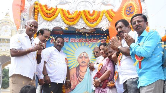 ಮೈಸೂರಿನ ಅರಮನೆ ಎದುರು ದೇವರ ದಾಸಿಮಯ್ಯ ಜಯಂತಿಯ ಮೆರವಣಿಗೆ ಶಾಸಕ ಹರೀಶ್‌ ಗೌಡ ಚಾಲನೆ ನೀಡಿದರು. ಹಿರಿಯ ಕಾಂಗ್ರೆಸ್‌ ನಾಯಕ  ಆರ್.ಮೂರ್ತಿ, ಮಾಜಿ ಮೇಯರ್‌ ಪುಷ್ಪಲತಾ ಜಗನ್ನಾಥ್‌, ನೇಕಾರ ಸಮುದಾಯದ ಯುವ ನಾಯಕ ಎಂ.ಎನ್‌.ಸತ್ಯಾನಂದ ವಿಟ್ಟು ಮತ್ತಿತರರು ಭಾಗಿಯಾದರು,