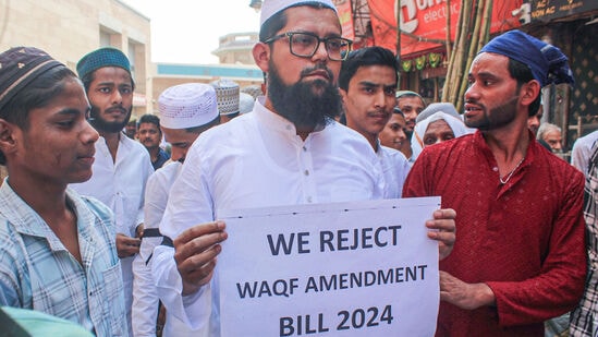 ಕೇಂದ್ರ ಸರ್ಕಾರ ಸಂಸತ್ ಕಲಾಪದಲ್ಲಿ ಮಂಡಿಸಿರುವ ವಕ್ಫ್ ತಿದ್ದುಪಡಿ ಬಿಲ್ಲಿಗೆ ಕೆಲವು ಮುಸ್ಲಿಂ ಕಾರ್ಯಕರ್ತರು ವಿರೋಧ ವ್ಯಕ್ತಪಡಿಸಿದ್ದಾರೆ. ಕೇಂದ್ರ ಸರ್ಕಾರ ಸಂಸತ್ ಕಲಾಪದಲ್ಲಿ ಮಂಡಿಸಿರುವ ವಕ್ಫ್ ತಿದ್ದುಪಡಿ ಬಿಲ್ಲಿಗೆ ಕೆಲವು ಮುಸ್ಲಿಂ ಕಾರ್ಯಕರ್ತರು ವಿರೋಧ ವ್ಯಕ್ತಪಡಿಸಿದ್ದಾರೆ.