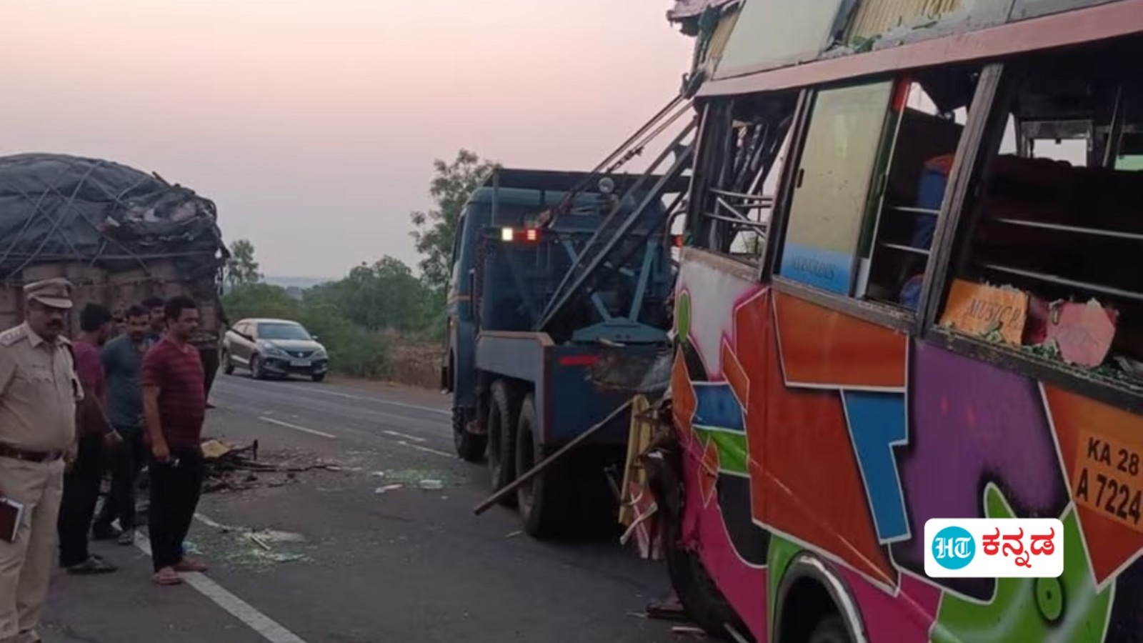 Kalaburagi: ಕಲಬುರಗಿಯ ನೆಲೋಗಿ ಬಳಿ ಅಪಘಾತ; ನಿಂತಿದ್ದ ಲಾರಿಗೆ ವಾಹನ ಡಿಕ್ಕಿ, 5 ಮಂದಿ ಸಾವು