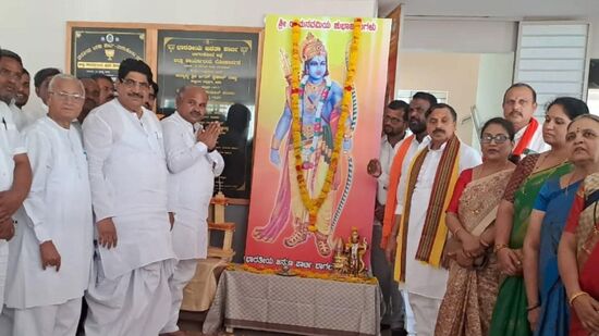 ಬಾಗಲಕೋಟೆ ಜಿಲ್ಲಾ ಬಿಜೆಪಿ ಕಾರ್ಯಾಲಯದಲ್ಲಿ " ಬಿಜೆಪಿ ಸಂಸ್ಥಾಪನಾ ದಿನ ಹಾಗೂ ಶ್ರೀ ರಾಮ ನವಮಿ "ಯನ್ನು ಆಚರಿಸಲಾಯಿತು. ಸಂಸದರಾದ ಗದ್ದಿಗೌಡರ್, ನಾರಾಯಣಸಾ ಭಾಂಡಗೆ, ಮಾಜಿ ಶಾಸಕ ವೀರಣ್ಣ ಚರಂತಿಮಠ ಹಾಜರಿದ್ದರು. <p>ಬಾಗಲಕೋಟೆ ಜಿಲ್ಲಾ ಬಿಜೆಪಿ ಕಾರ್ಯಾಲಯದಲ್ಲಿ " ಬಿಜೆಪಿ ಸಂಸ್ಥಾಪನಾ ದಿನ ಹಾಗೂ ಶ್ರೀ ರಾಮ ನವಮಿ "ಯನ್ನು ಆಚರಿಸಲಾಯಿತು. ಸಂಸದರಾದ ಗದ್ದಿಗೌಡರ್, ನಾರಾಯಣಸಾ ಭಾಂಡಗೆ, ಮಾಜಿ ಶಾಸಕ ವೀರಣ್ಣ ಚರಂತಿಮಠ ಹಾಜರಿದ್ದರು.</p>