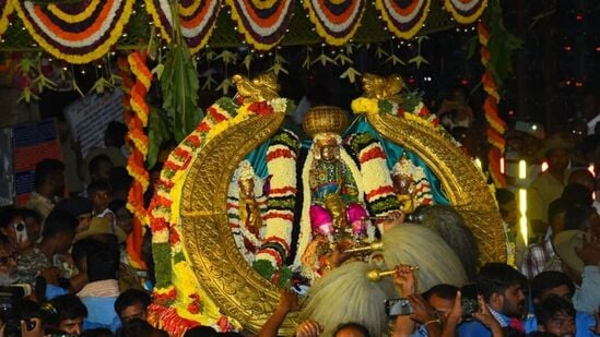 ವಿಶ್ವವಿಖ್ಯಾತ, ಐತಿಹಾಸಿಕ ಮೇಲುಕೋಟೆ ಕ್ಷೇತ್ರದ ಶ್ರೀ ಚೆಲುವನಾರಾಯಣಸ್ವಾಮಿಯ ವೈರಮುಡಿ ಬ್ರಹ್ಮೋತ್ಸವ ಸೋಮವಾರ ಲಕ್ಷಾಂತರ ಭಕ್ತರ ಸಮ್ಮುಖದಲ್ಲಿ ವಿಜೃಂಭಣೆಯಿಂದ ನೆರವೇರಿತು. <p>ವಿಶ್ವವಿಖ್ಯಾತ, ಐತಿಹಾಸಿಕ ಮೇಲುಕೋಟೆ ಕ್ಷೇತ್ರದ ಶ್ರೀ ಚೆಲುವನಾರಾಯಣಸ್ವಾಮಿಯ ವೈರಮುಡಿ ಬ್ರಹ್ಮೋತ್ಸವ ಸೋಮವಾರ ಲಕ್ಷಾಂತರ ಭಕ್ತರ ಸಮ್ಮುಖದಲ್ಲಿ ವಿಜೃಂಭಣೆಯಿಂದ ನೆರವೇರಿತು.</p>