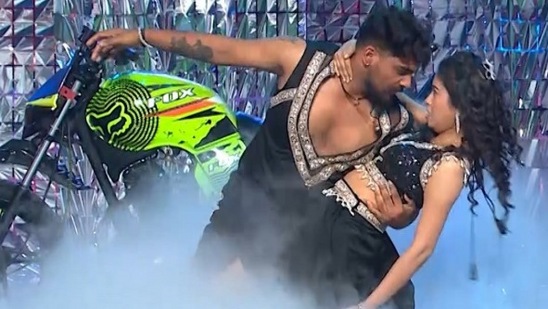 ‘ಮಕ್ಕಳು ಇರುವ ಈ ಸ್ಟೇಜ್ ಮೇಲೆ ಇತರ ಅಸಭ್ಯ ಡ್ಯಾನ್ಸ್ ಬೇಕಾಗಿತ್ತಾ ಥೋ.. ಎಲ್ಲಾ ಟಿಆರ್‌ಪಿಗಾಗಿ. ಸ ರಿ ಗ ಮ ಪ ಶೋಗೆ ಒಂದು ಮರ್ಯಾದೆ ಇತ್ತು ಅದನ್ನು ಕಳೆದುಬಿಟ್ರಲ್ರೊ ಎಂದೂ ಬೇಸರ ಹೊರಹಾಕುತ್ತಿದ್ದಾರೆ. ಈ ಸ್ಟೇಜ್ ಮರ್ಯಾದೆ ಜೊತೆ ಗಗನ ಅವಳ ಮರ್ಯಾದೆನೂ ಹರಾಜ್ ಆಯ್ತು.. ತುಂಬಾನೆ ಜಾಸ್ತಿ ಆಯ್ತು, ತುಂಬಾ ಕೆಟ್ಟದಾಗಿದೆ‘ ಎಂದೆಲ್ಲಾ ಹಲವರು ವೀಕ್ಷಕರು ಕಾಮೆಂಟ್ ಮಾಡುವ ಮೂಲಕ ಆಕ್ರೋಶ ಹೊರ ಹಾಕಿದ್ದಾರೆ. 