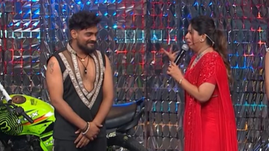 ‘ಒಟ್ಟಿನಲ್ಲಿ ಇಬ್ರಿಗೂ ಏನು ಡ್ಯಾನ್ಸ್ ಬರಲ್ಲ. ಅಸಹ್ಯ ಡಾನ್ಸ್ ಮಾಡಿದಕ್ಕೆ ಚೆನ್ನಾಗಿ ಡ್ಯಾನ್ಸ್ ಮಾಡಿದ್ದೀರಾ ಅಂತಾರಲ್ಲ ಎಂಥ ಷೋ ಇದು‘, ‘ಥೋ ಎನ್ರೋ, ಫ್ಯಾಮಿಲಿ ಷೋ ನಾ ನಿಮ್ ಜನ್ಮಕ್ಕೆ ನಿಮ್ ಟಿಆರ್‌ಪಿಗೆ ಇಷ್ಟೊಂದ್ ಅಸಹ್ಯ ಡ್ಯಾನ್ಸ್‘ ಎಂದು ಟಿಆರ್‌ಪಿಗೋಸ್ಕರ ಹೀಗೆಲ್ಲಾ ಅಸಭ್ಯವಾಗಿ ತೋರಿಸಬೇಡಿ ಎಂದಿದ್ದಾರೆ. 