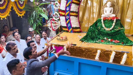 ಮಂಡ್ಯ ನಗರದ ಜೈನ ಬೀದಿಯಲ್ಲಿ ಇರುವ ಶ್ರೀ ಅನಂತನಾಥ ಸ್ವಾಮಿ ದೇವಾಲಯ (ದಿಗಂಬರ ದೇವಾಲಯ) ವತಿಯಿಂದ ನಡೆದ ಮಹಾವೀರ ಜಯಂತಿಯ ಮೆರವಣಿಗೆ ಕಾರ್ಯಕ್ರಮದಲ್ಲಿ ಮಹಾವೀರ ಪುತ್ಥಳಿಗೆ ಪುಷ್ಪಾರ್ಚನೆ ಮಾಡುವ ಮೂಲಕ ಜಿಲ್ಲಾಧಿಕಾರಿ ಡಾ.ಕುಮಾರ ಉದ್ಘಾಟಿಸಿದರು <p>ಮಂಡ್ಯ ನಗರದ ಜೈನ ಬೀದಿಯಲ್ಲಿ ಇರುವ ಶ್ರೀ ಅನಂತನಾಥ ಸ್ವಾಮಿ ದೇವಾಲಯ (ದಿಗಂಬರ ದೇವಾಲಯ) ವತಿಯಿಂದ ನಡೆದ ಮಹಾವೀರ ಜಯಂತಿಯ ಮೆರವಣಿಗೆ ಕಾರ್ಯಕ್ರಮದಲ್ಲಿ ಮಹಾವೀರ ಪುತ್ಥಳಿಗೆ ಪುಷ್ಪಾರ್ಚನೆ ಮಾಡುವ ಮೂಲಕ ಜಿಲ್ಲಾಧಿಕಾರಿ ಡಾ.ಕುಮಾರ ಉದ್ಘಾಟಿಸಿದರು</p>